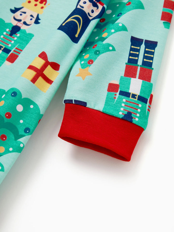 Conjunto de Pijamas Familiares de Natal em Coordenação com Estampa de Soldado e Árvore de Natal, incluindo Meias de Natal, Verde Claro