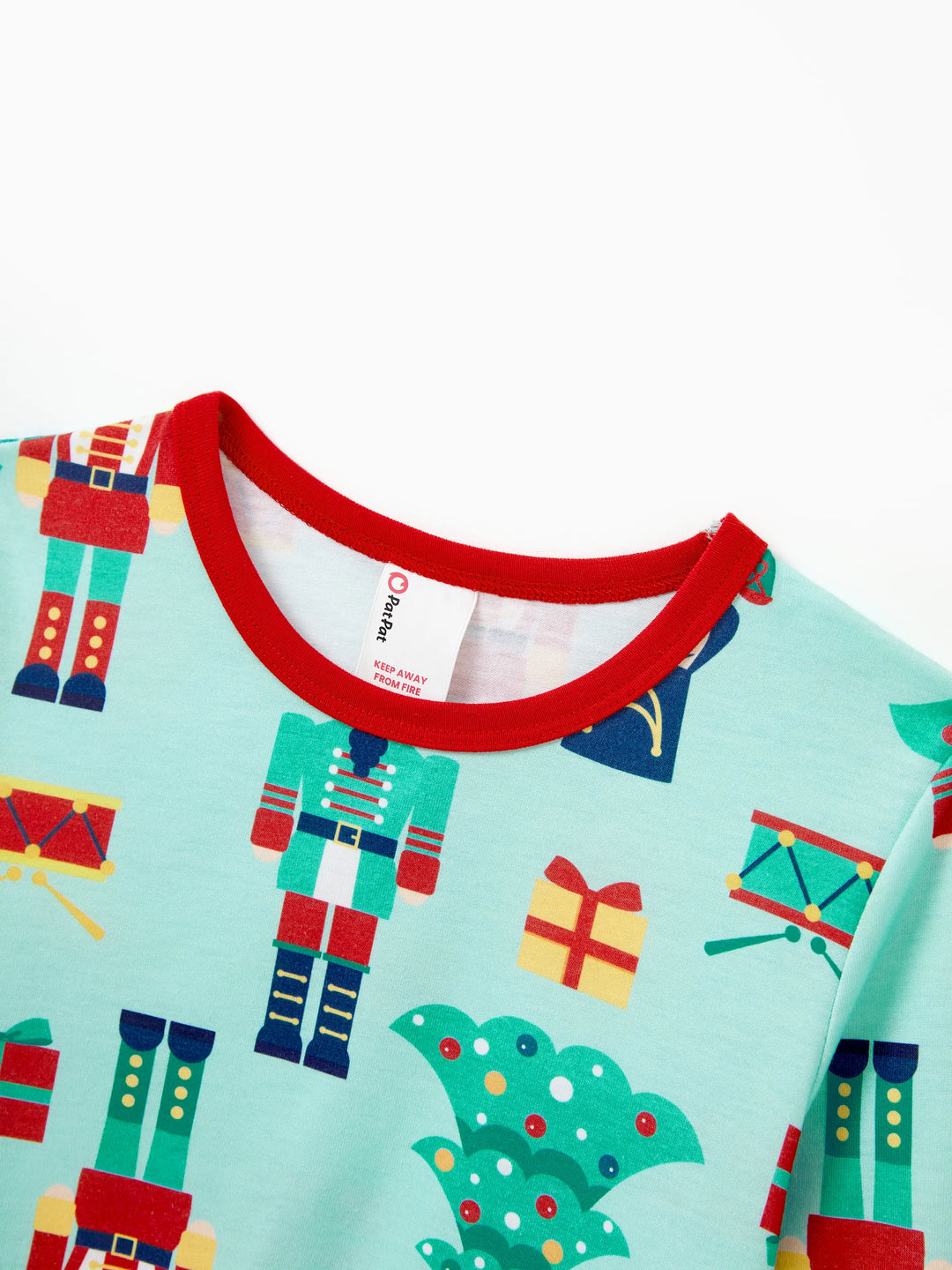 Conjunto de Pijamas Familiares de Natal em Coordenação com Estampa de Soldado e Árvore de Natal, incluindo Meias de Natal, Verde Claro