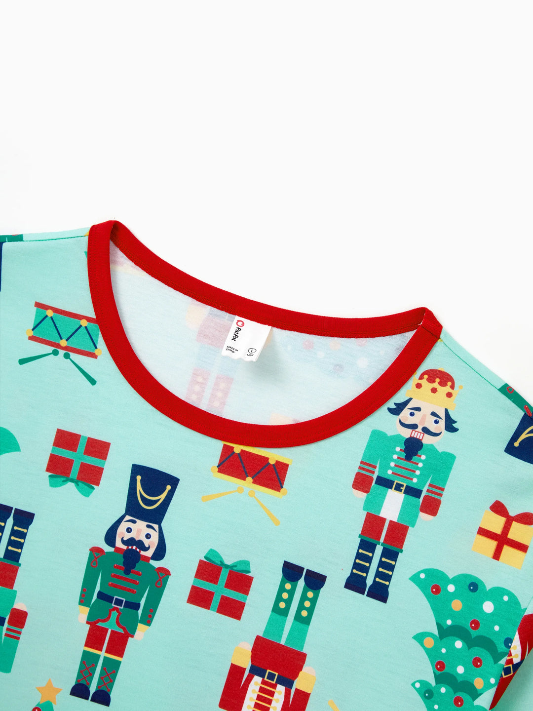 Conjunto de Pijamas Familiares de Natal em Coordenação com Estampa de Soldado e Árvore de Natal, incluindo Meias de Natal, Verde Claro