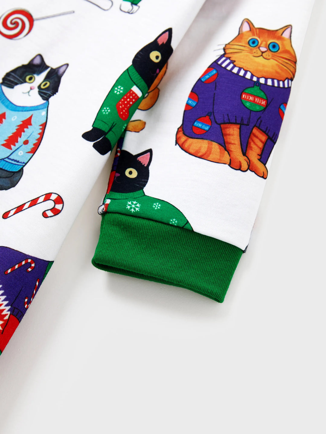 Conjunto de Pijamas de Natal para a Família com Estampa de Gato de Natal e Meias de Natal Multicoloridas