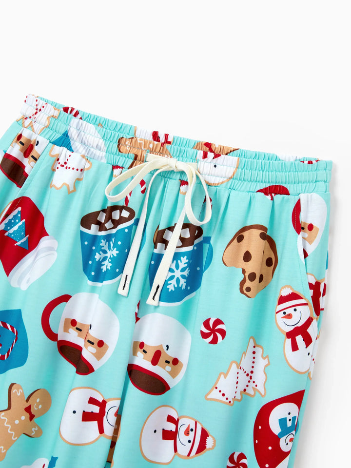 Conjunto de Pijamas em Família para o Natal com Estampa de Bolachas de Gengibre em Azul e Vermelho, acompanhado de Meias de Natal em Azul Claro.