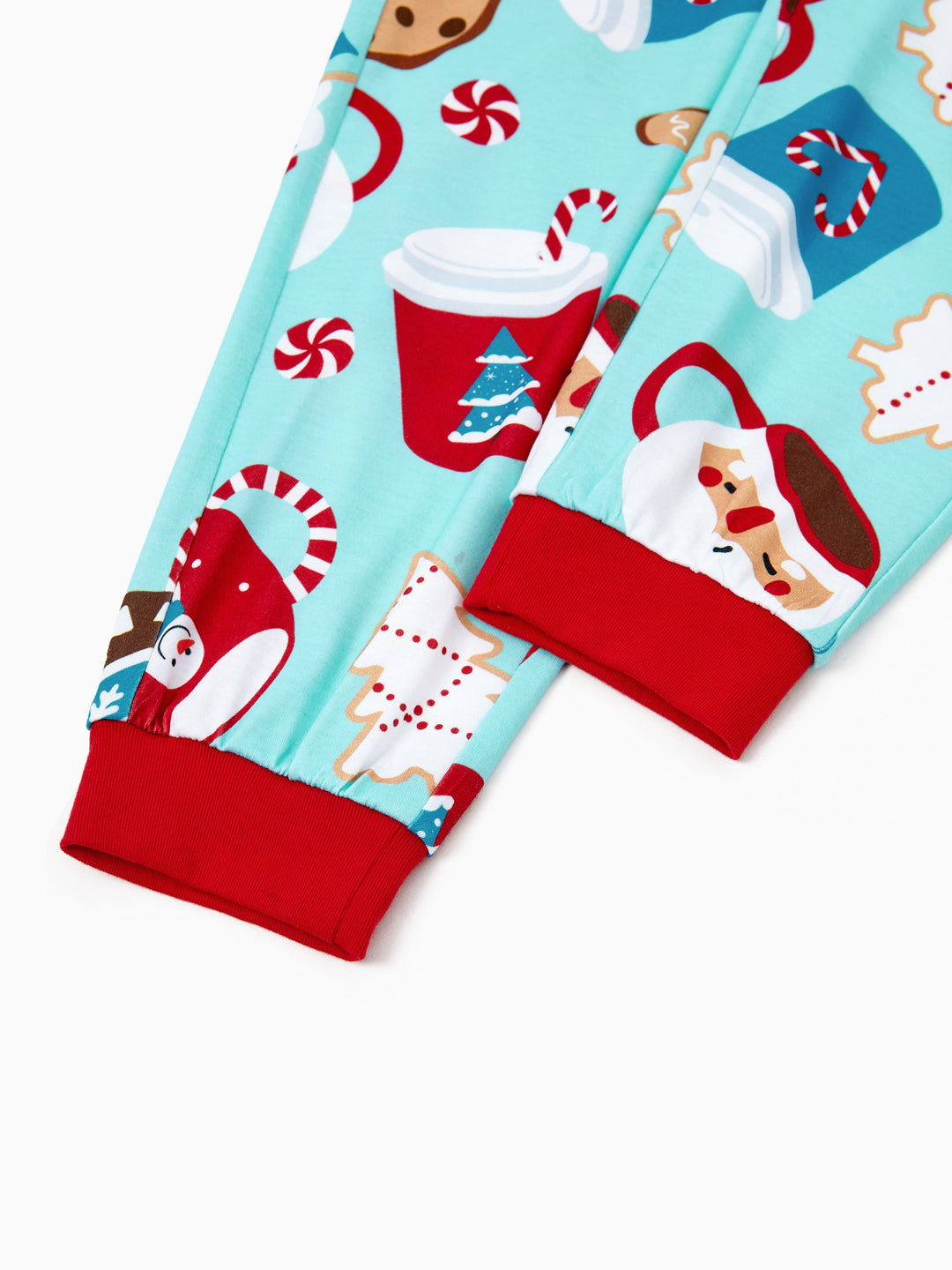 Conjunto de Pijamas em Família para o Natal com Estampa de Bolachas de Gengibre em Azul e Vermelho, acompanhado de Meias de Natal em Azul Claro.