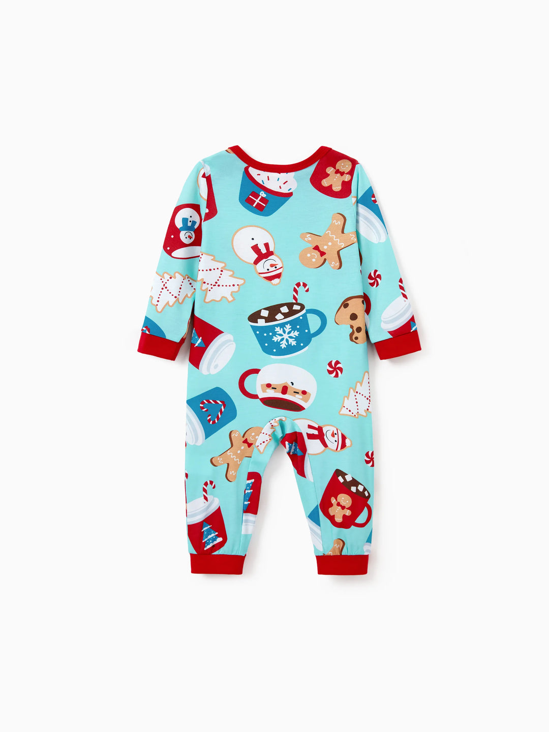 Conjunto de Pijamas em Família para o Natal com Estampa de Bolachas de Gengibre em Azul e Vermelho, acompanhado de Meias de Natal em Azul Claro.