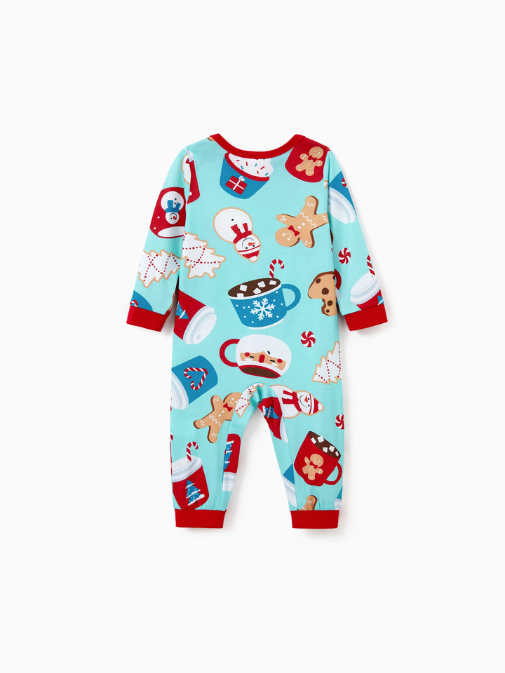 Conjunto de Pijamas em Família para o Natal com Estampa de Bolachas de Gengibre em Azul e Vermelho, acompanhado de Meias de Natal em Azul Claro.