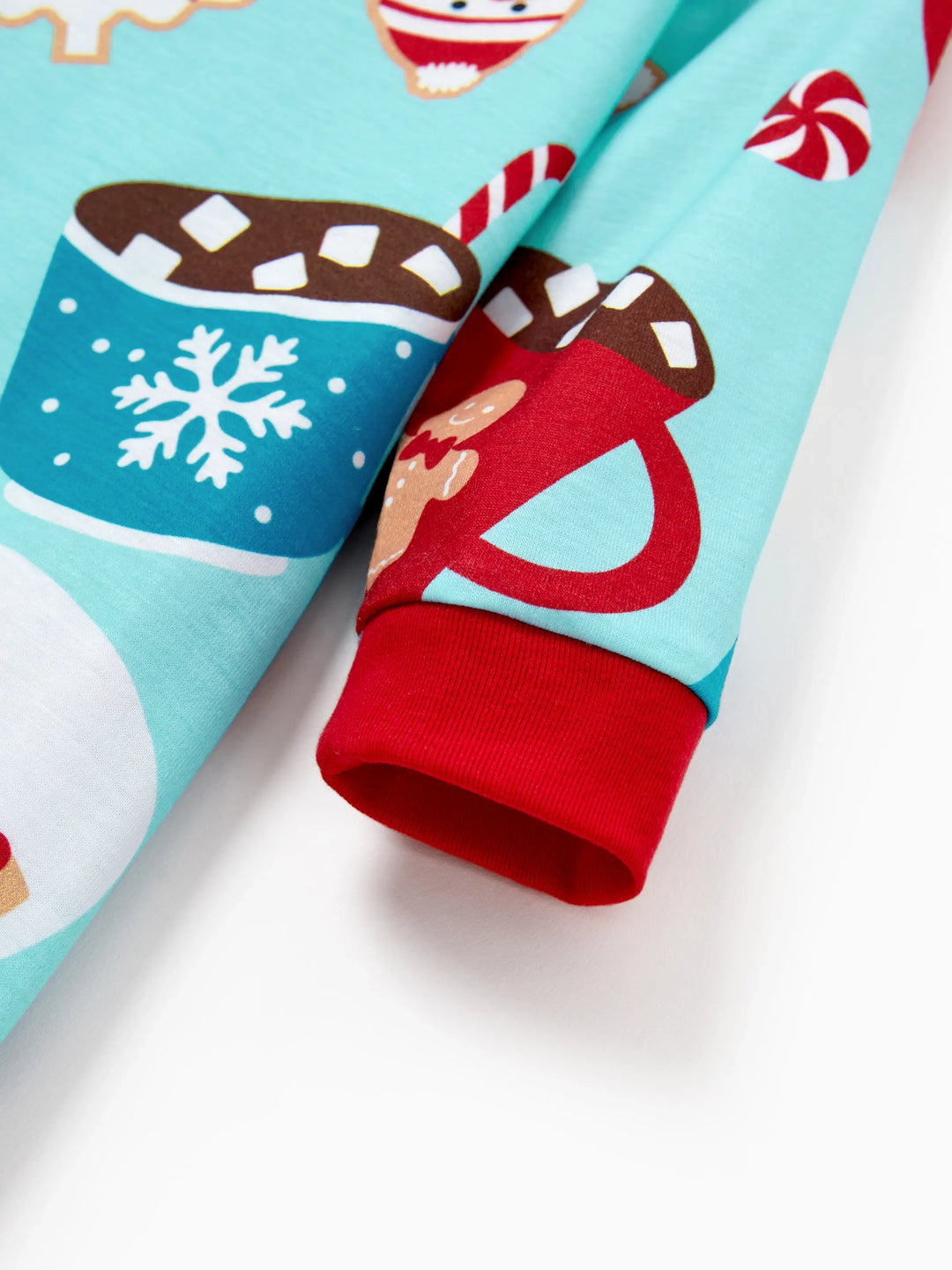 Conjunto de Pijamas em Família para o Natal com Estampa de Bolachas de Gengibre em Azul e Vermelho, acompanhado de Meias de Natal em Azul Claro.