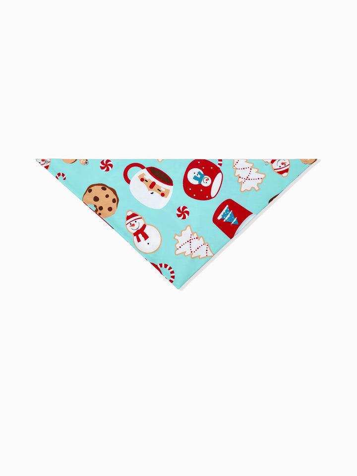 Conjunto de Pijamas em Família para o Natal com Estampa de Bolachas de Gengibre em Azul e Vermelho, acompanhado de Meias de Natal em Azul Claro.