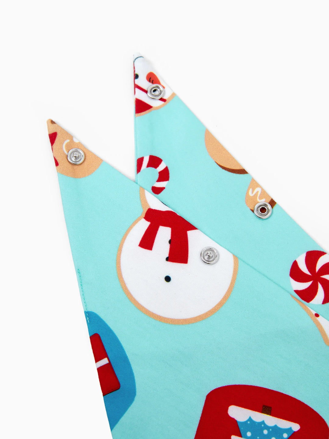 Conjunto de Pijamas em Família para o Natal com Estampa de Bolachas de Gengibre em Azul e Vermelho, acompanhado de Meias de Natal em Azul Claro.