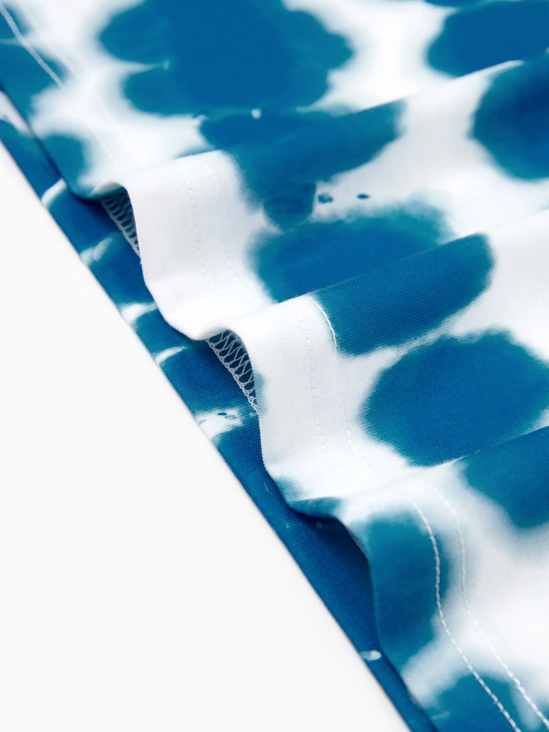 Conjunto de Pajamas de Natal em Família com Estampa de Boneco de Neve em Tie-dye Azul com Meias de Natal Azul Escuro