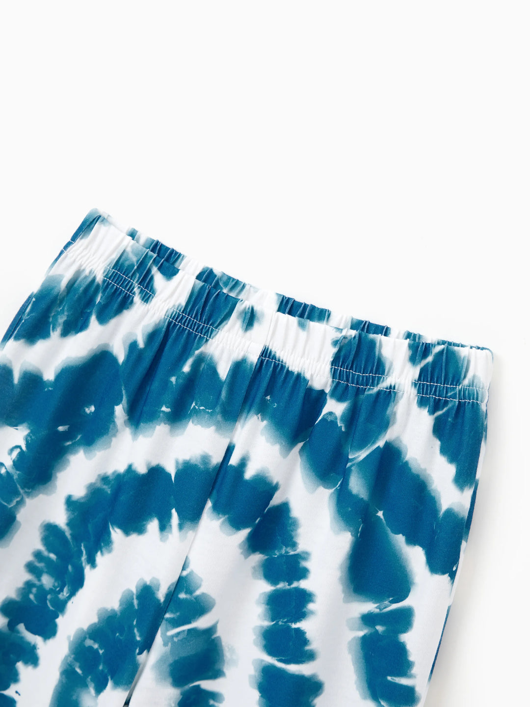 Conjunto de Pajamas de Natal em Família com Estampa de Boneco de Neve em Tie-dye Azul com Meias de Natal Azul Escuro