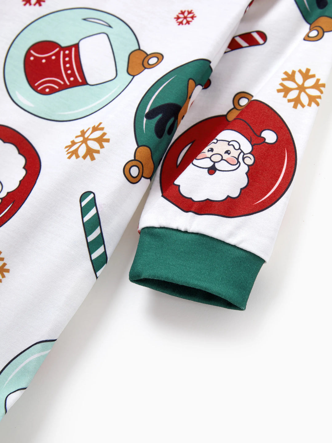Conjunto de Pijamas em Família a Condizer para o Natal com Renas e Pai Natal e Meias de Natal Verdes