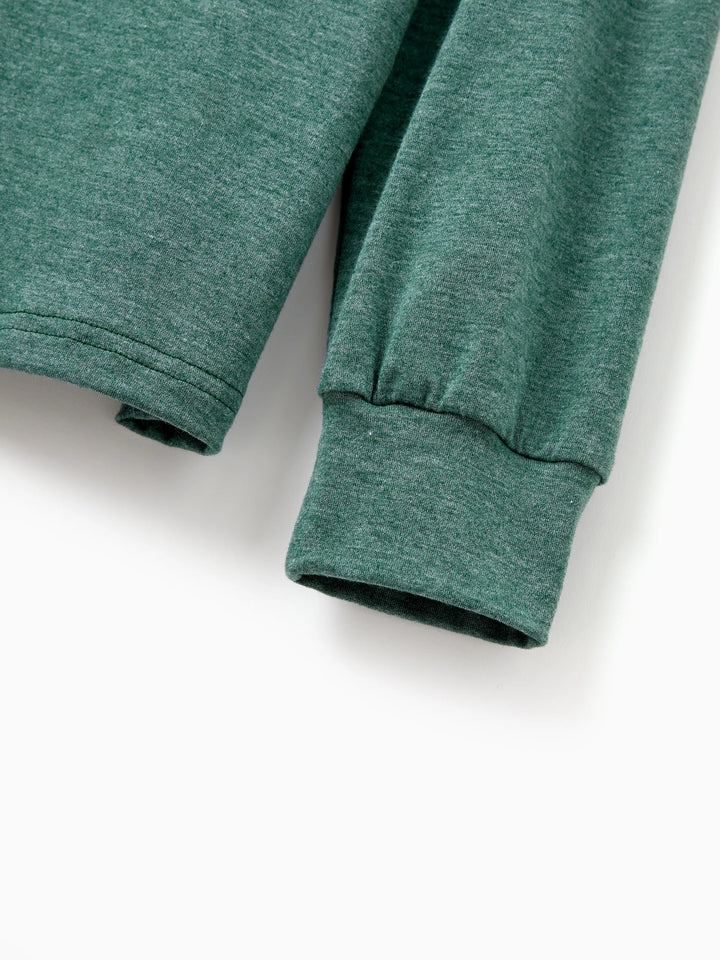 Conjunto de Pijamas em Família a Condizer para o Natal com Renas e Pai Natal e Meias de Natal Verdes