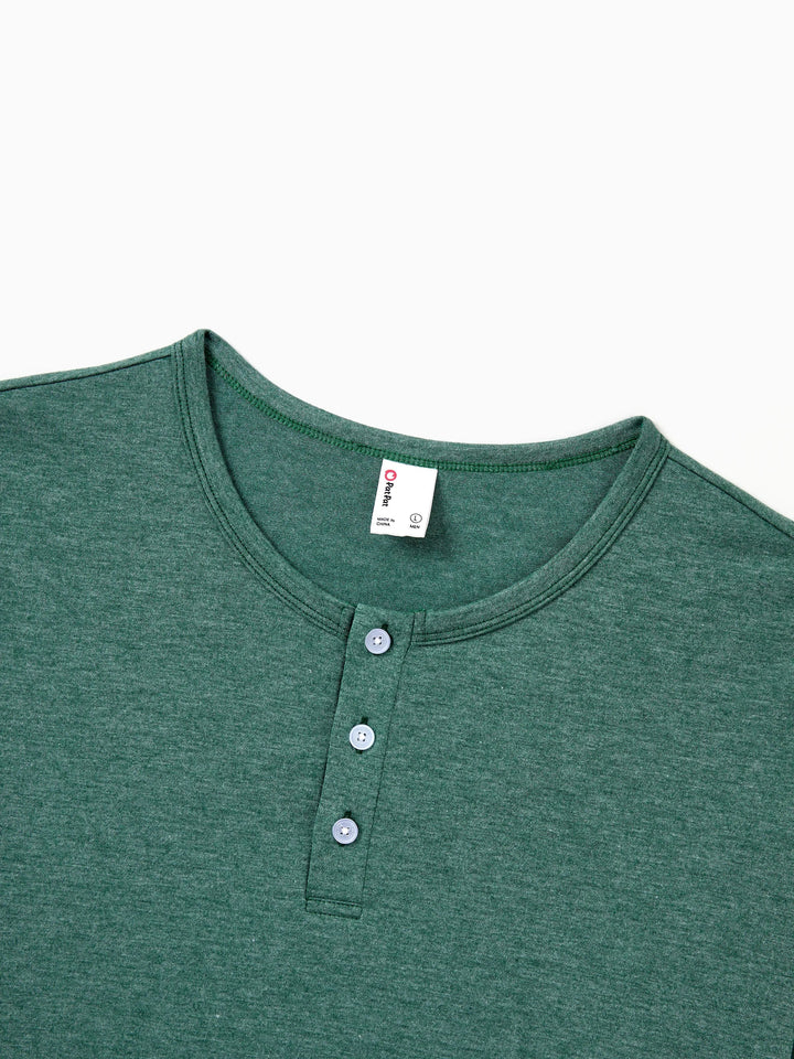 Conjunto de Pijamas em Família a Condizer para o Natal com Renas e Pai Natal e Meias de Natal Verdes