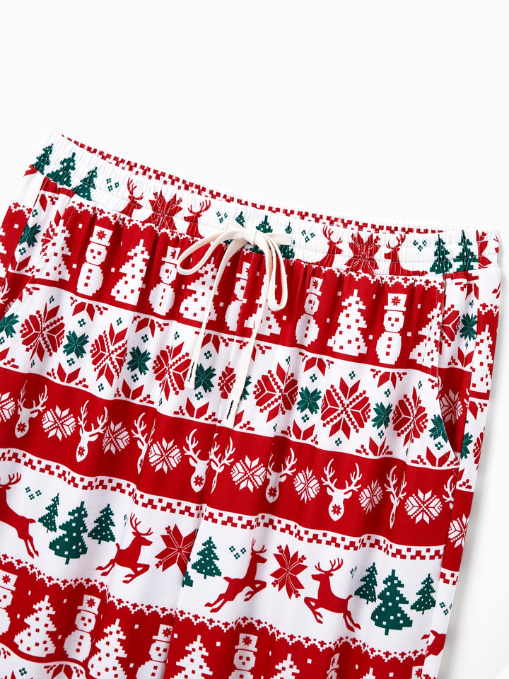 Conjunto de Pijamas de Natal para Família em Conjunto: Com Estampado de Rena e Boneco de Neve, Pijamas Vermelhos de Manga Longa com Meias de Natal Vermelhas.