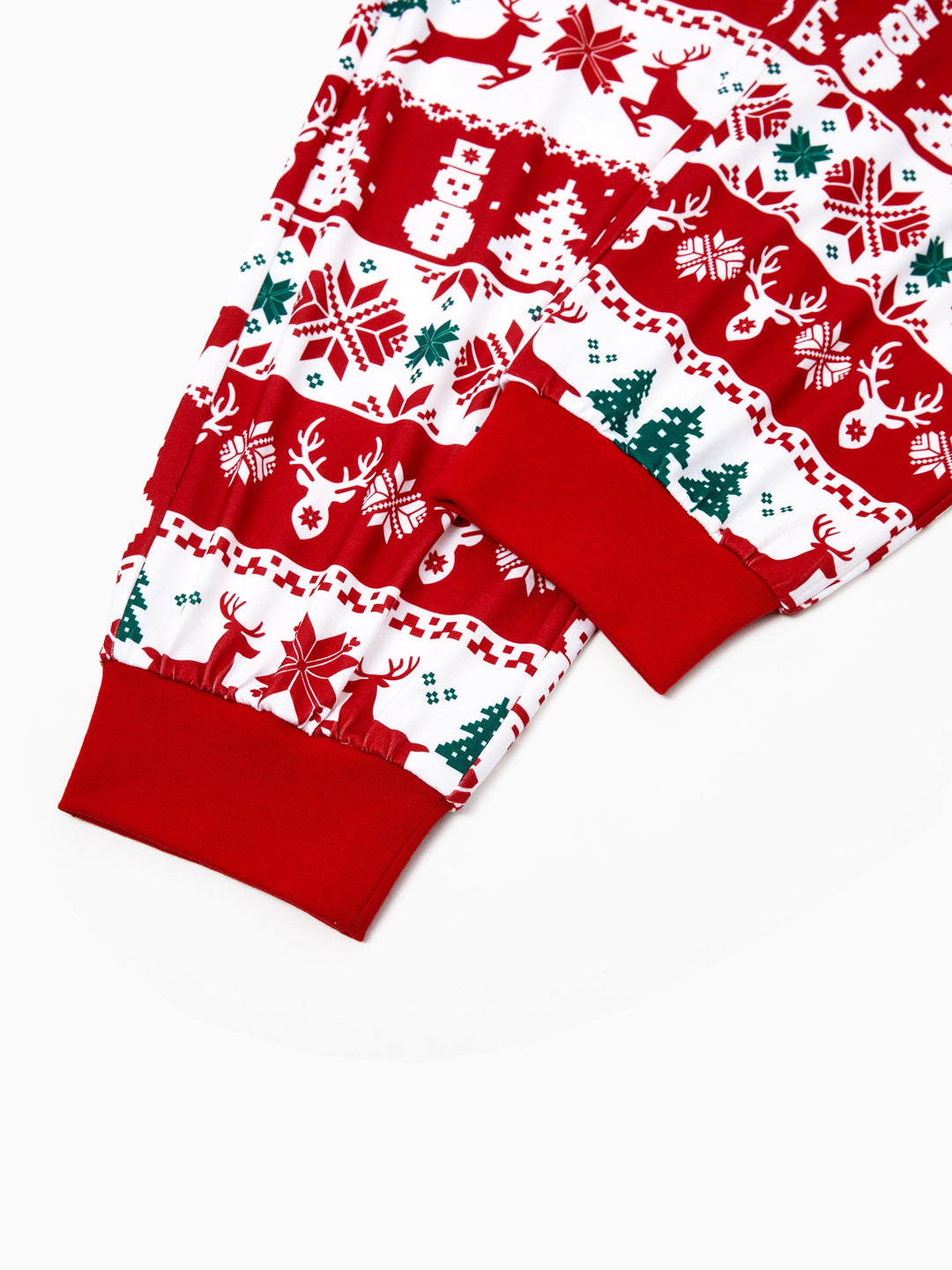 Conjunto de Pijamas de Natal para Família em Conjunto: Com Estampado de Rena e Boneco de Neve, Pijamas Vermelhos de Manga Longa com Meias de Natal Vermelhas.