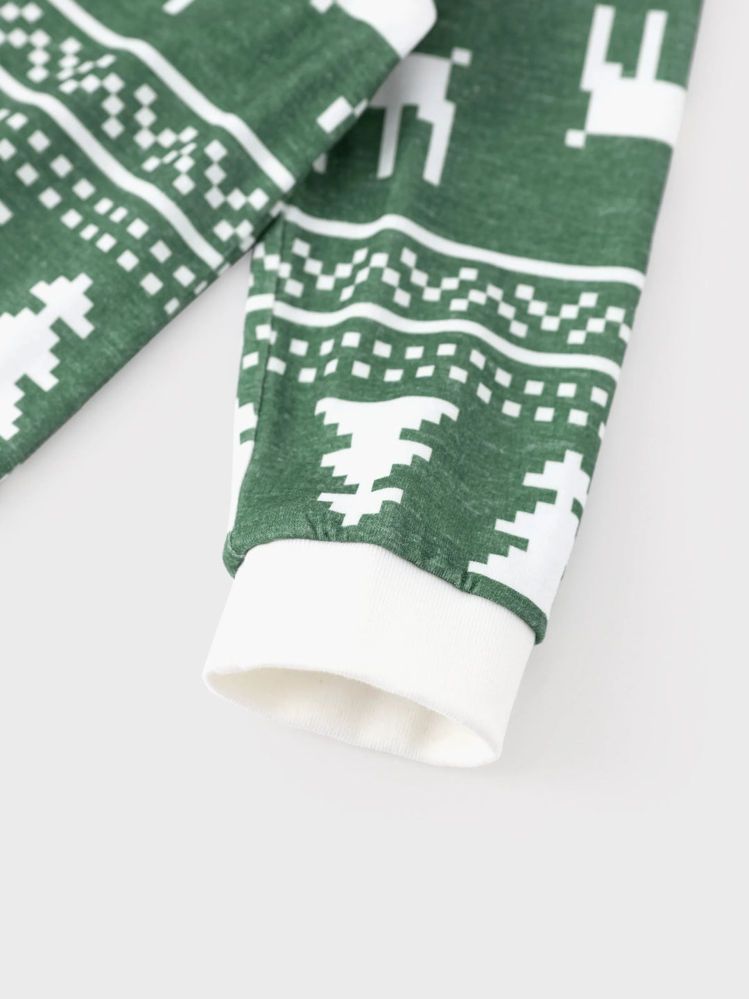 Conjunto de Pijamas de Natal para Família com Estampado de Renas e Flocos de Neve em Verde com Meias de Natal Verde Escuro
