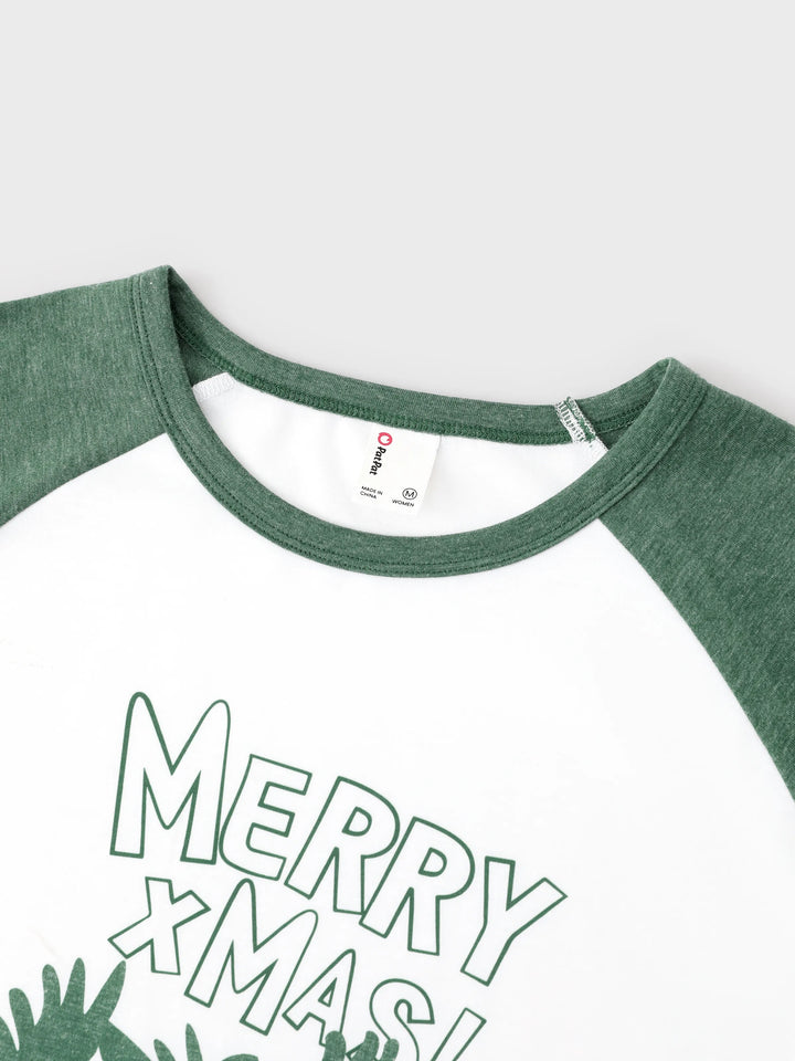 Conjunto de Pijamas de Natal para Família com Estampado de Renas e Flocos de Neve em Verde com Meias de Natal Verde Escuro