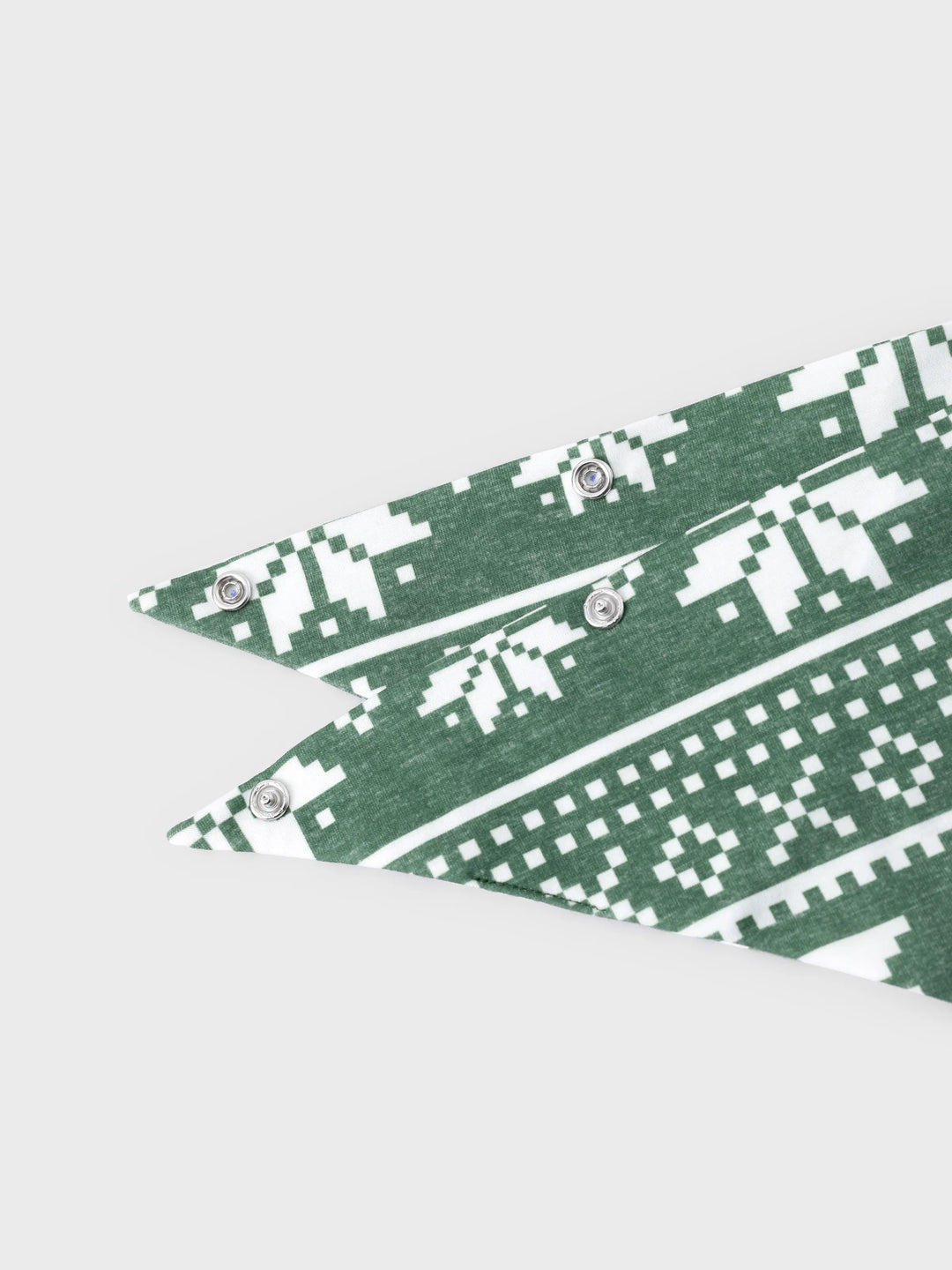 Conjunto de Pijamas de Natal para Família com Estampado de Renas e Flocos de Neve em Verde com Meias de Natal Verde Escuro