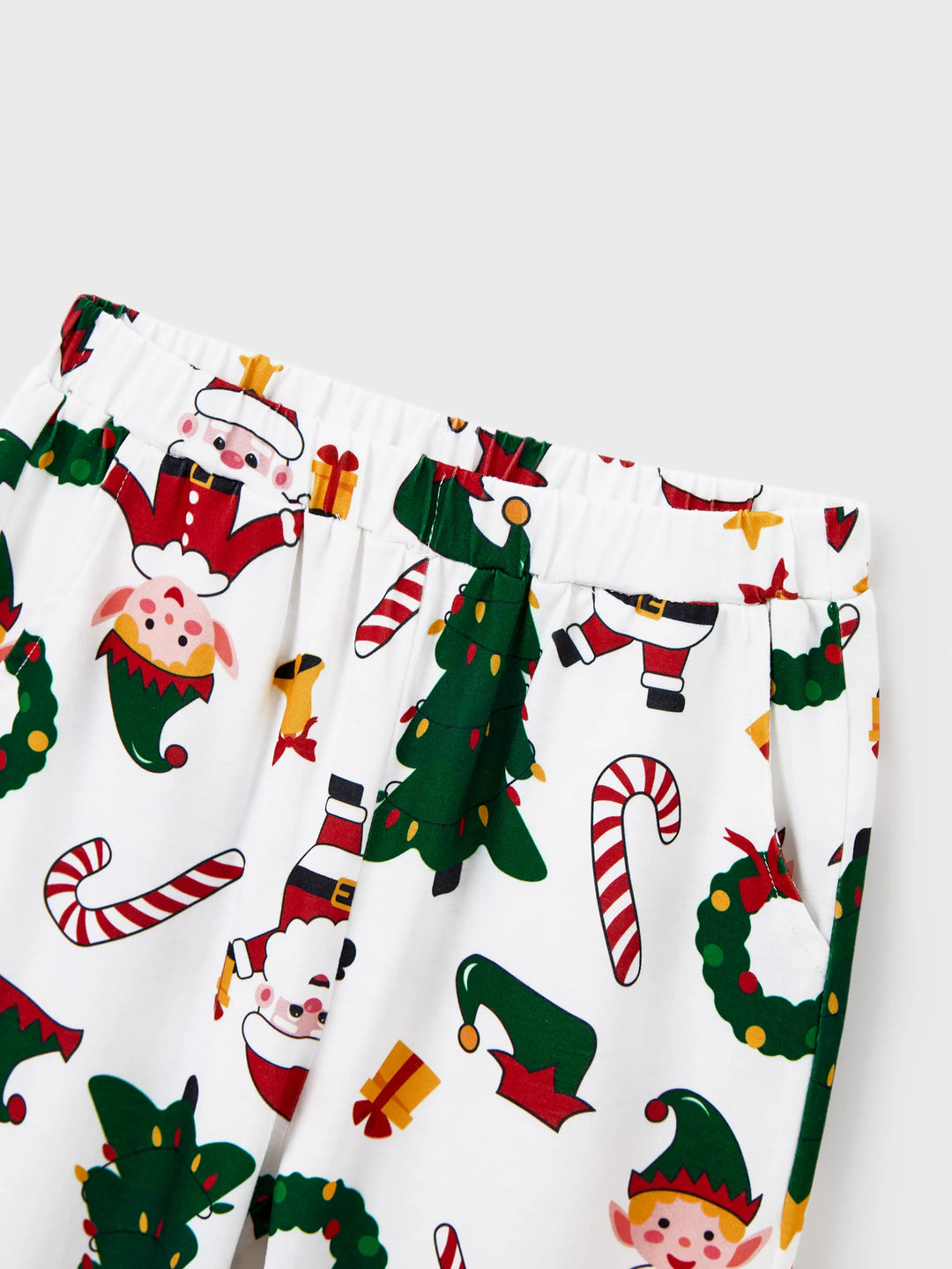 Conjunto de Pijamas Coordenação de Natal para toda a Família Estampado com Pai Natal e Árvore de Natal, Pijamas de Manga Longa com Meias de Natal Brancas
