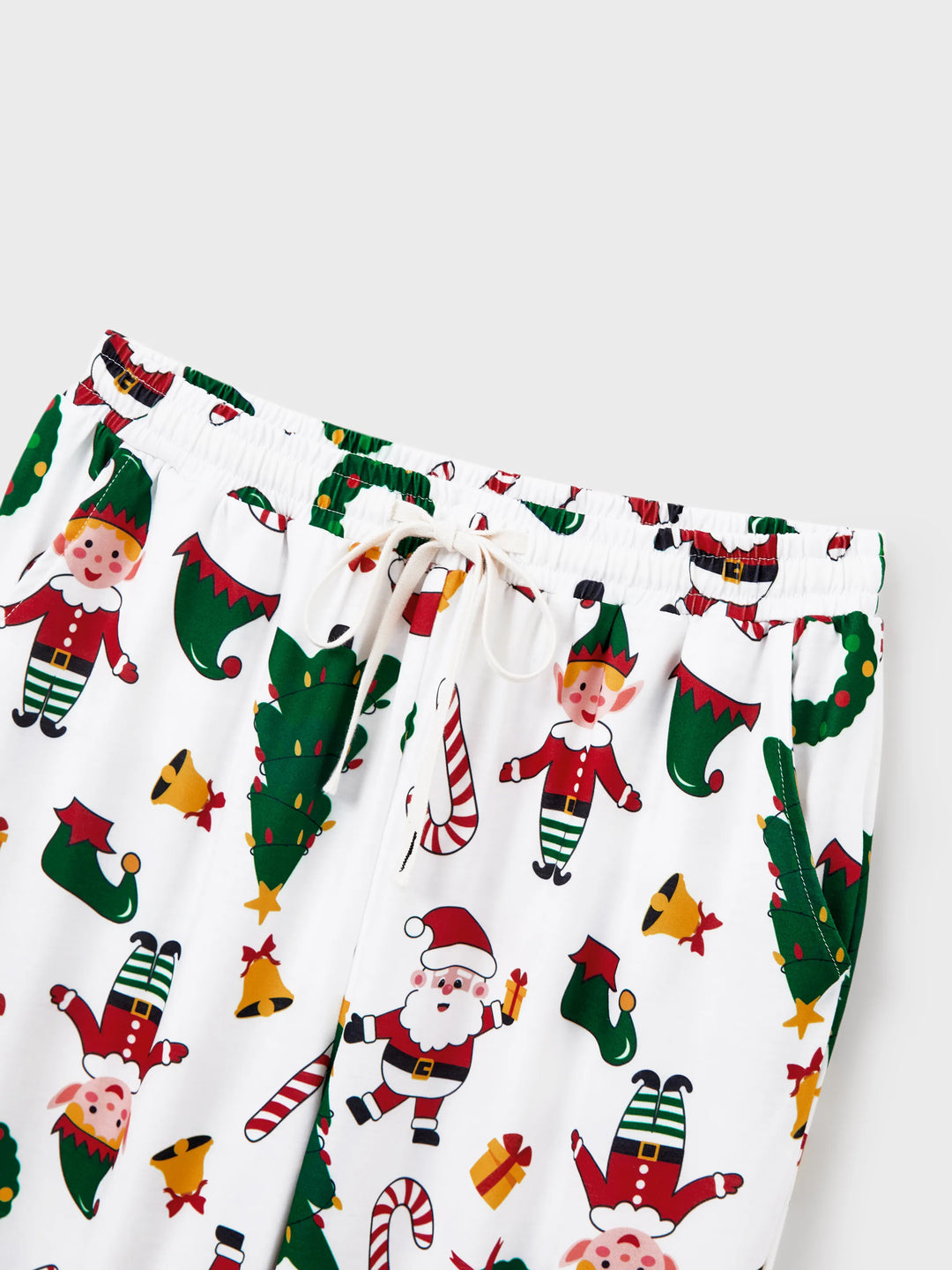 Conjunto de Pijamas Coordenação de Natal para toda a Família Estampado com Pai Natal e Árvore de Natal, Pijamas de Manga Longa com Meias de Natal Brancas