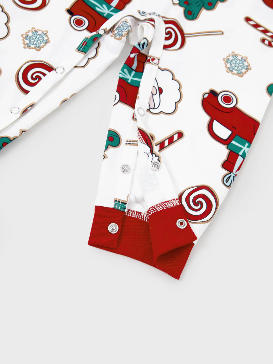 Conjunto de Pijamas em Família para o Natal com Impressão de Pai Natal e Árvore de Natal - PJs Brancos com Meias de Natal Brancas