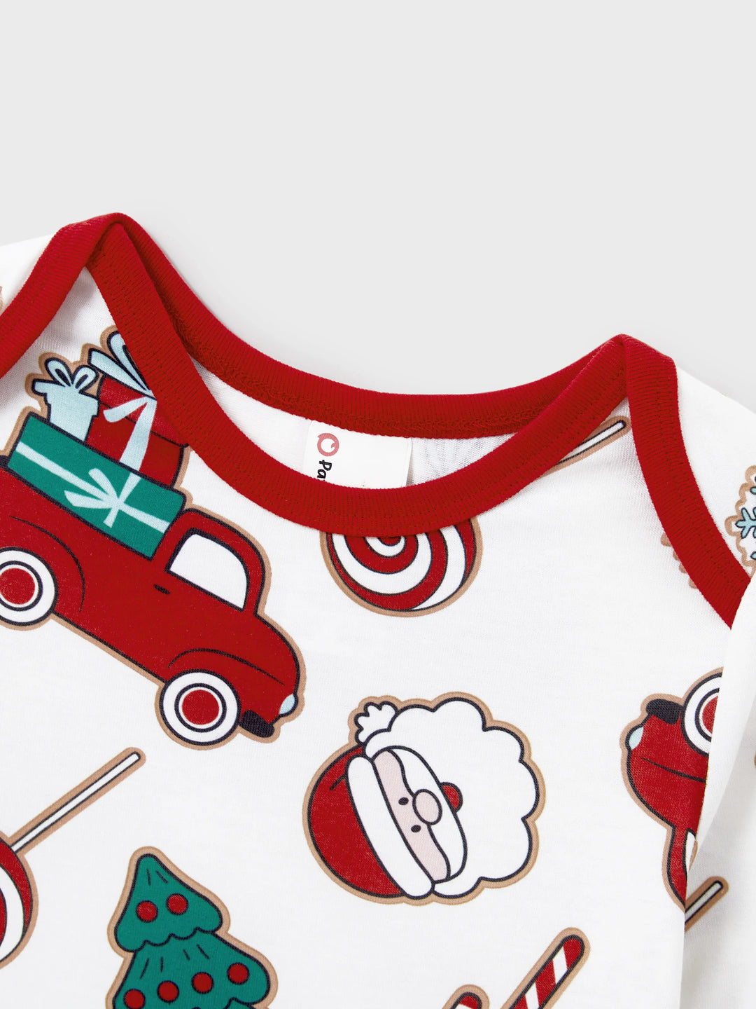 Conjunto de Pijamas em Família para o Natal com Impressão de Pai Natal e Árvore de Natal - PJs Brancos com Meias de Natal Brancas