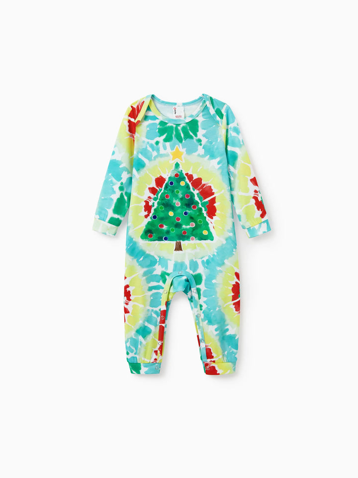 Conjunto de Pijamas de Natal para a Família em Coordenação com Estampa Colorida de Árvore de Natal e Meias de Natal Multicoloridas