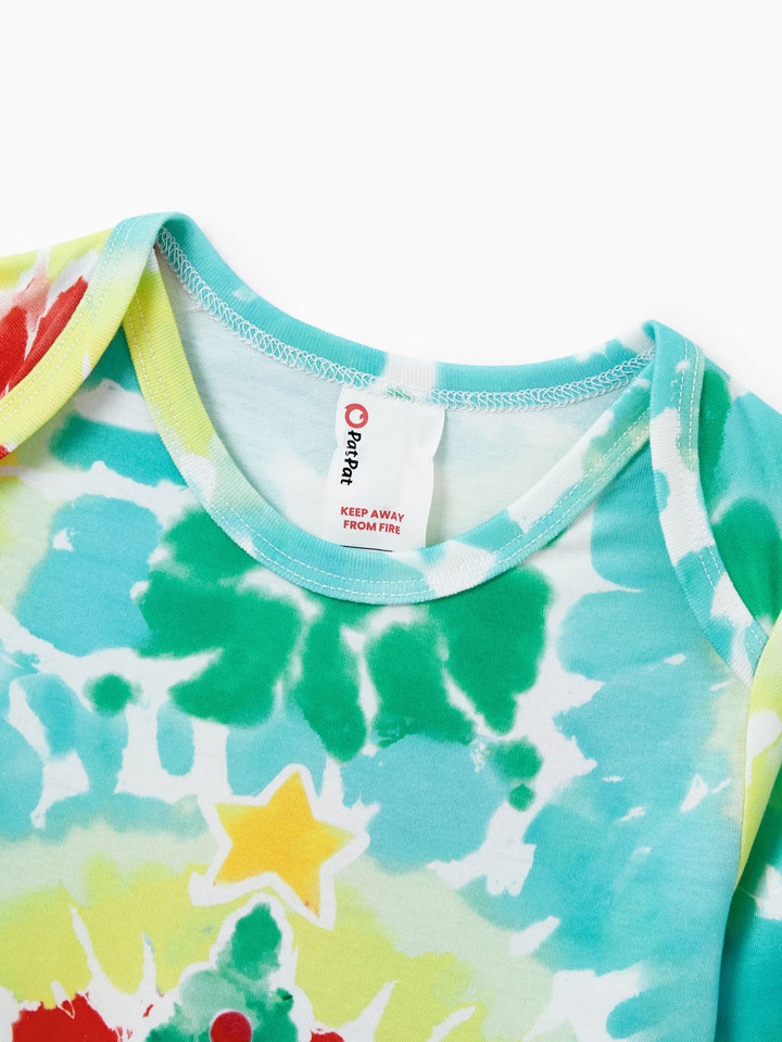 Conjunto de Pijamas de Natal para a Família em Coordenação com Estampa Colorida de Árvore de Natal e Meias de Natal Multicoloridas