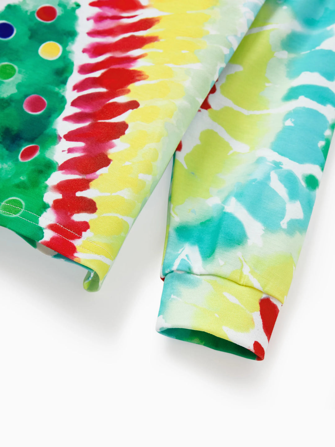 Conjunto de Pijamas de Natal para a Família em Coordenação com Estampa Colorida de Árvore de Natal e Meias de Natal Multicoloridas