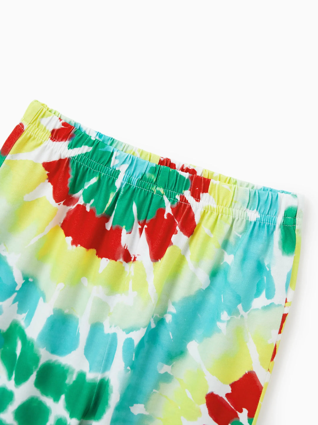 Conjunto de Pijamas de Natal para a Família em Coordenação com Estampa Colorida de Árvore de Natal e Meias de Natal Multicoloridas