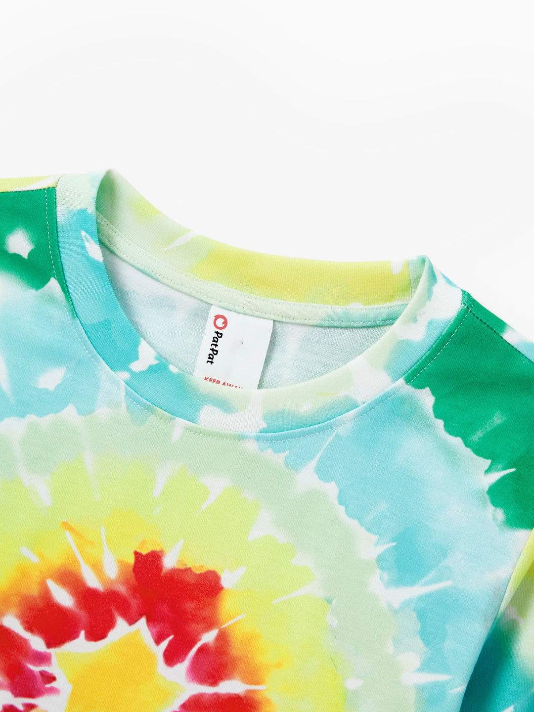 Conjunto de Pijamas de Natal para a Família em Coordenação com Estampa Colorida de Árvore de Natal e Meias de Natal Multicoloridas