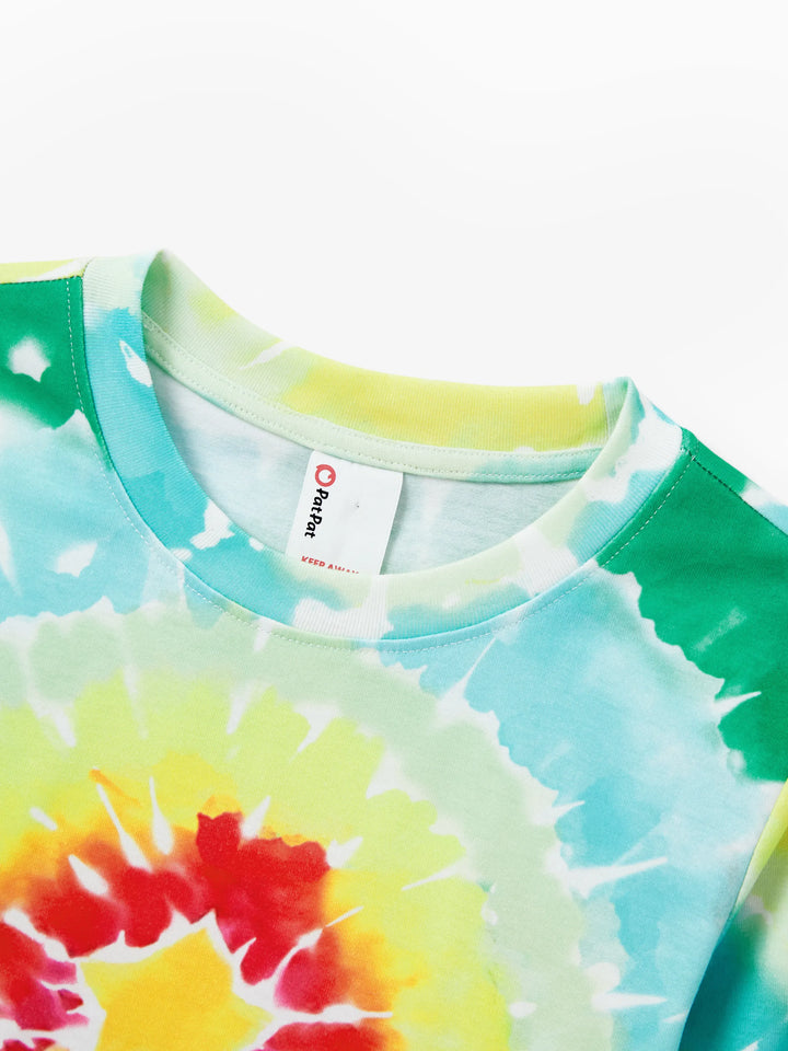 Conjunto de Pijamas de Natal para a Família em Coordenação com Estampa Colorida de Árvore de Natal e Meias de Natal Multicoloridas