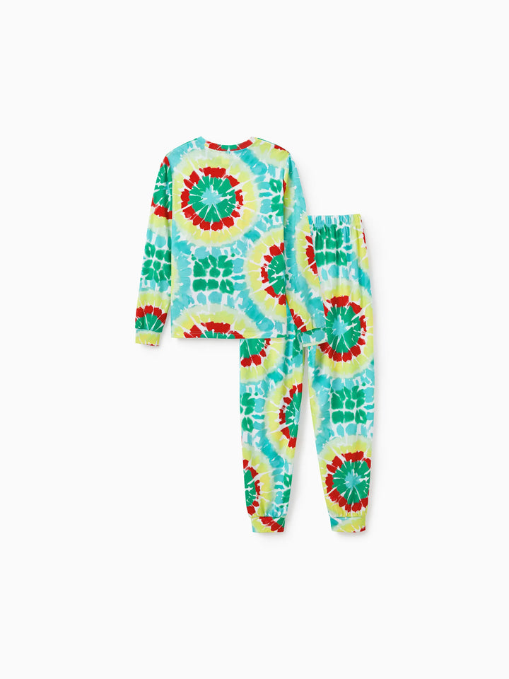Conjunto de Pijamas de Natal para a Família em Coordenação com Estampa Colorida de Árvore de Natal e Meias de Natal Multicoloridas