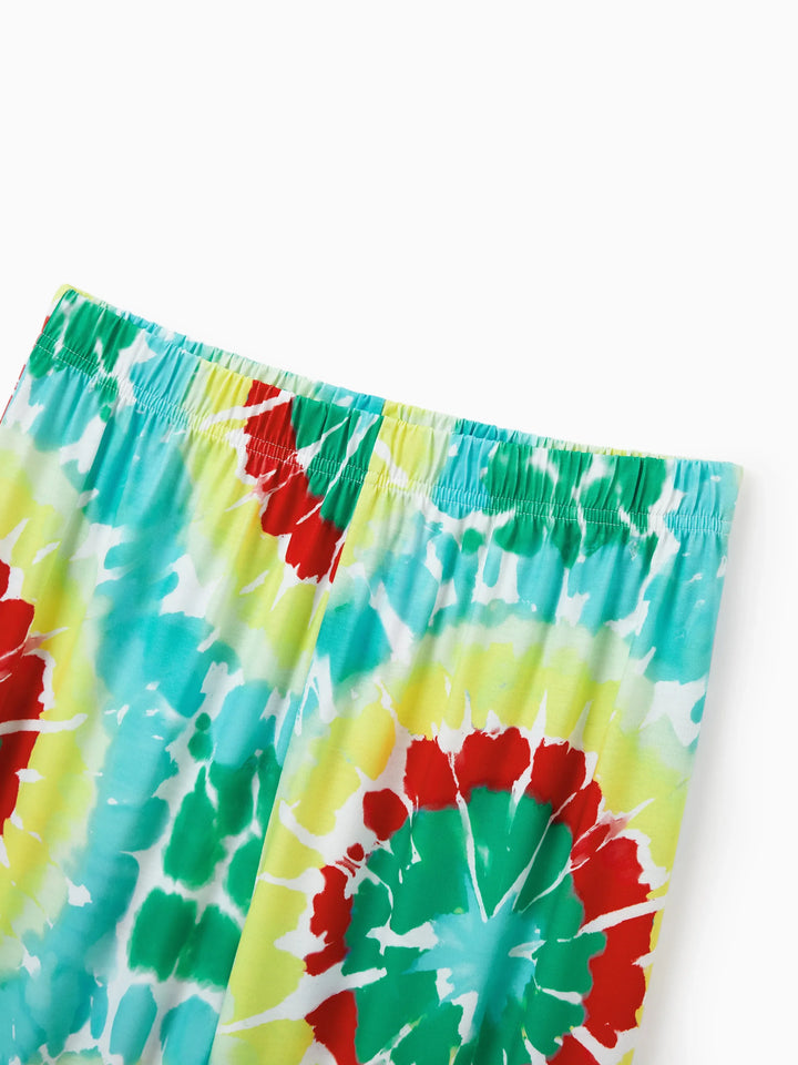 Conjunto de Pijamas de Natal para a Família em Coordenação com Estampa Colorida de Árvore de Natal e Meias de Natal Multicoloridas