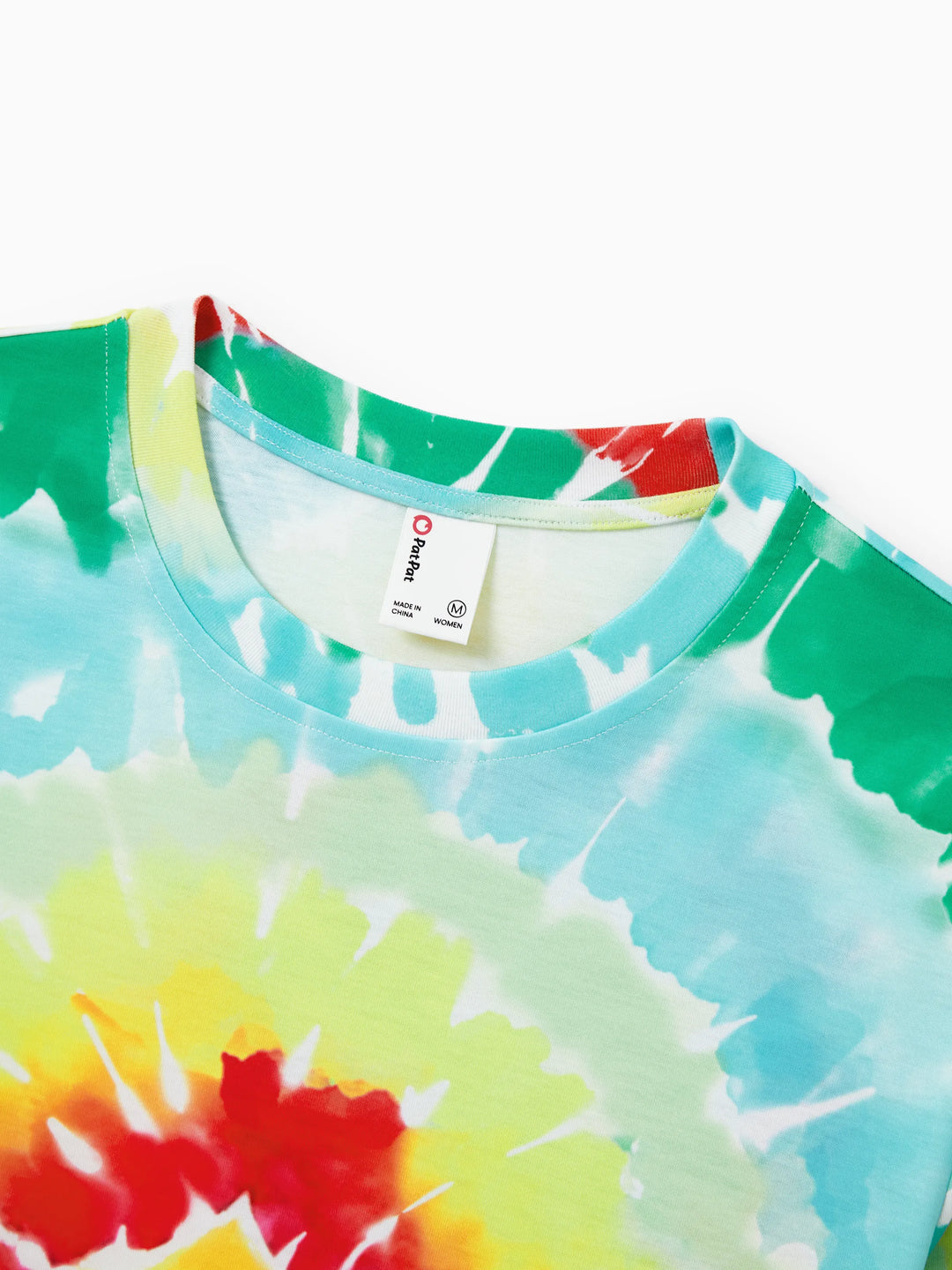 Conjunto de Pijamas de Natal para a Família em Coordenação com Estampa Colorida de Árvore de Natal e Meias de Natal Multicoloridas