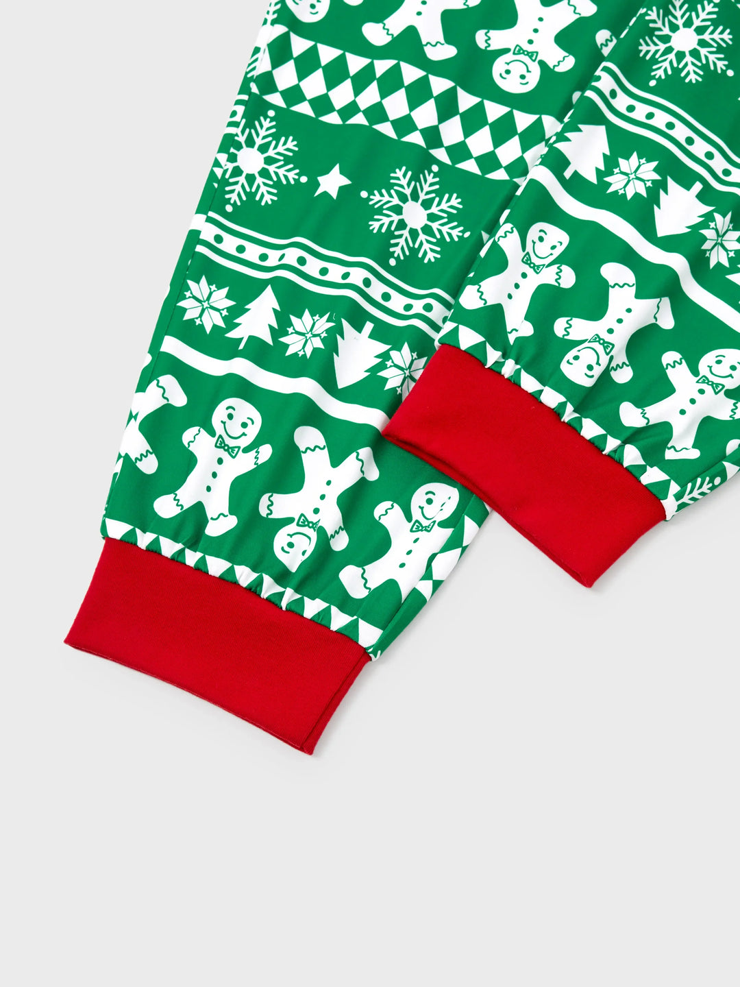 Conjunto de Pajamas Correspondentes para a Família de Natal com Impressão de Gengibre e Árvore de Natal PJs Verdes com Meias de Natal Verdes