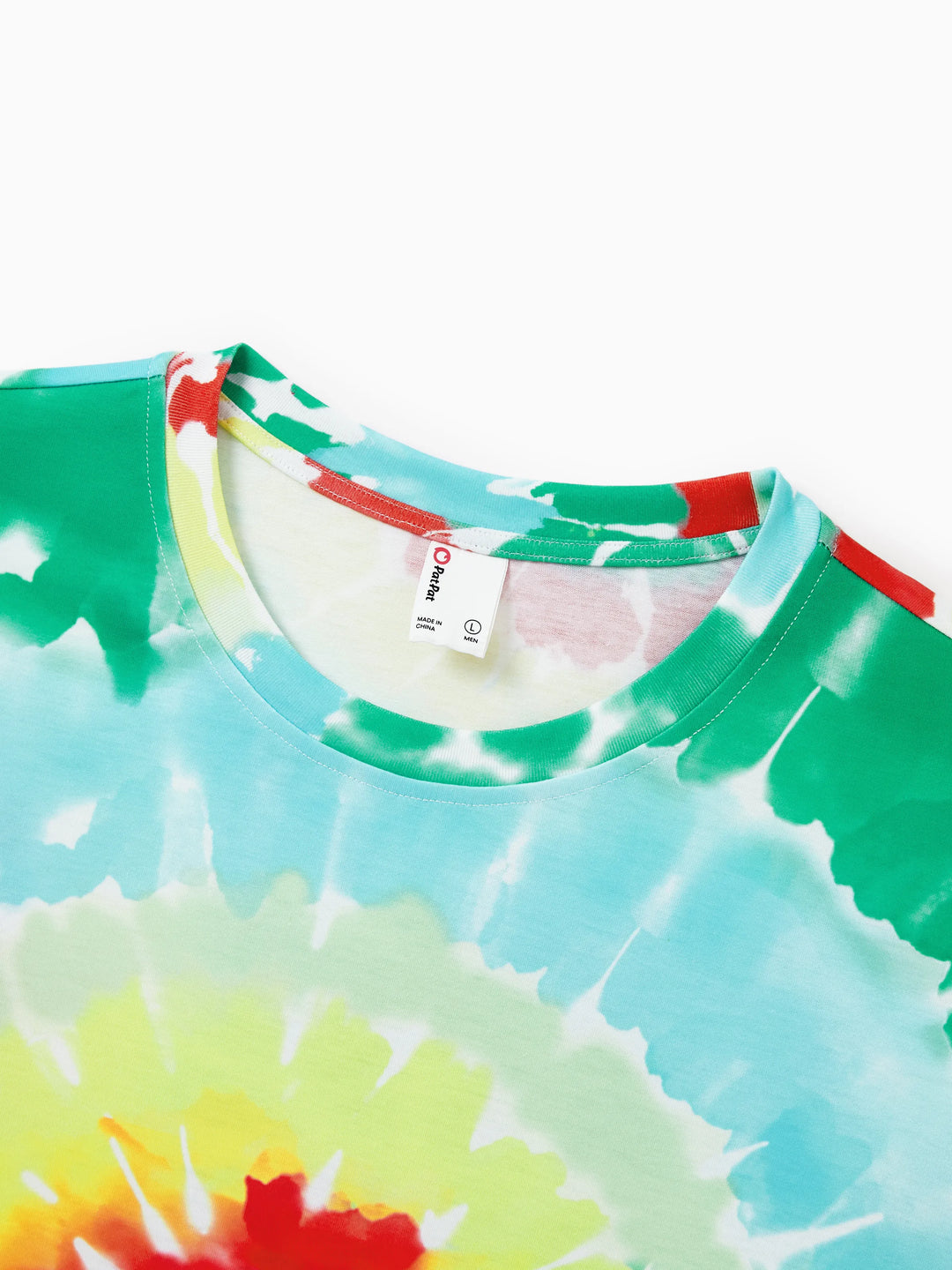 Conjunto de Pijamas de Natal para a Família em Coordenação com Estampa Colorida de Árvore de Natal e Meias de Natal Multicoloridas