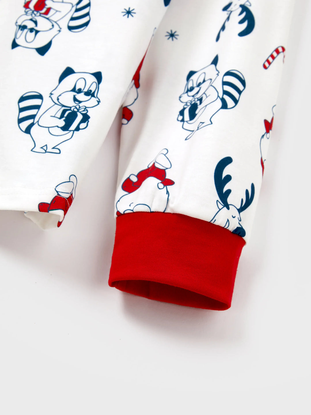 Conjunto de Pijamas Correspondentes para a Família com Estampa de Pai Natal e Cães, incluindo Meias de Natal, Brancas