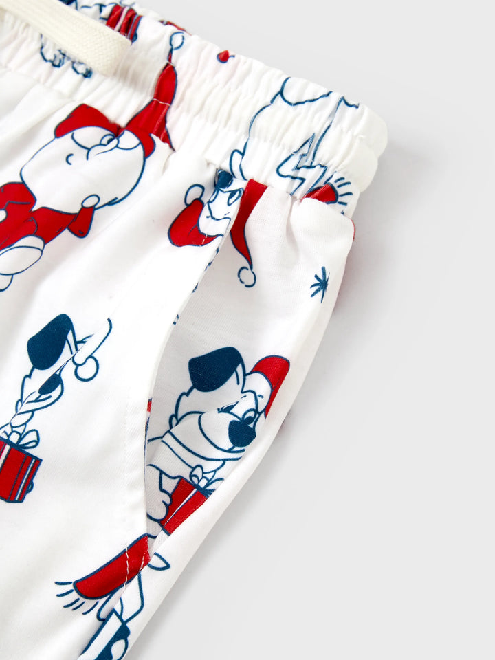 Conjunto de Pijamas Correspondentes para a Família com Estampa de Pai Natal e Cães, incluindo Meias de Natal, Brancas