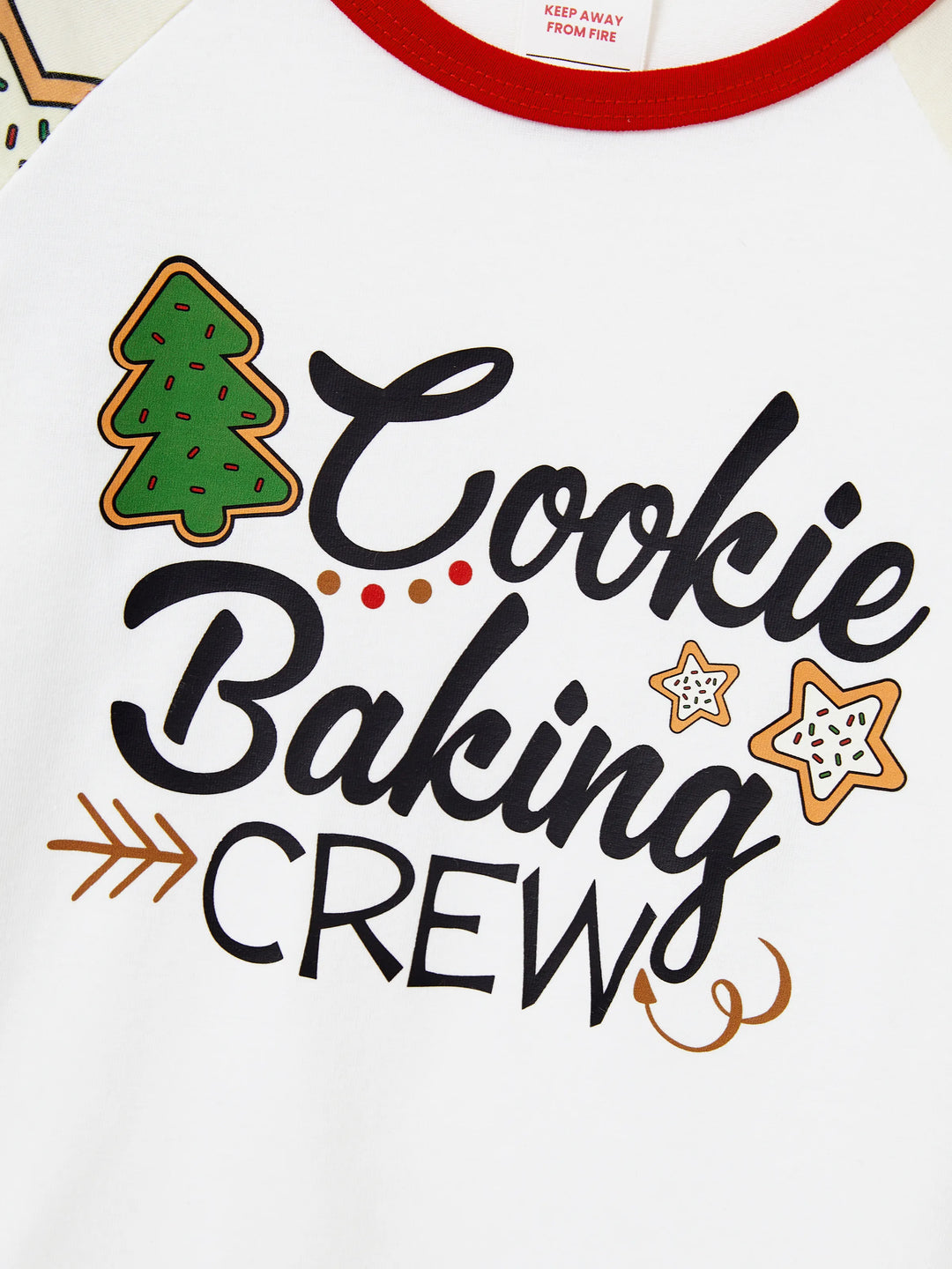 Conjunto de Pijamas em Família a Condizer para o Natal Estampado com Árvore de Natal em Vermelho e Abricot, com Meias de Natal em Abricot