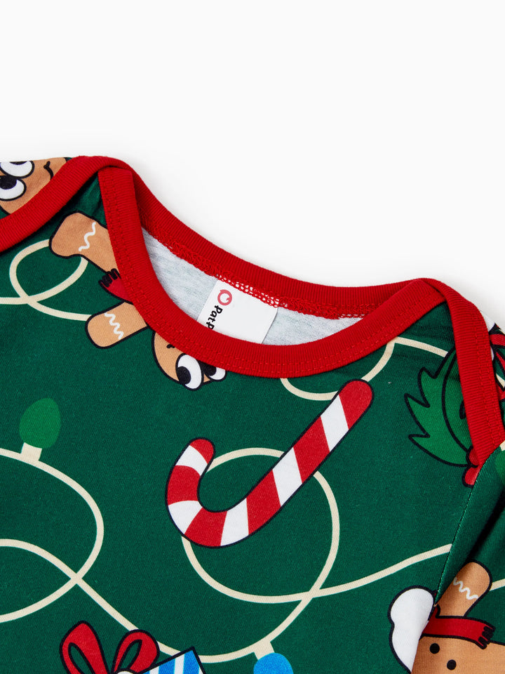 Conjunto de Pijamas em Família para o Natal em Verde e Branco com Gengibre e Árvore de Natal, incluindo Meias de Natal Verde Escuro.