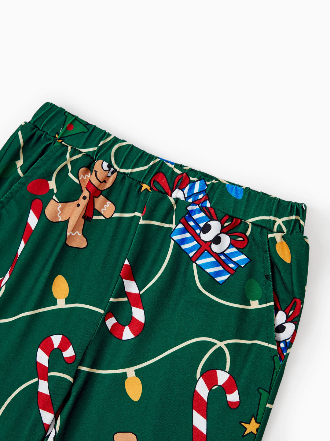 Conjunto de Pijamas em Família para o Natal em Verde e Branco com Gengibre e Árvore de Natal, incluindo Meias de Natal Verde Escuro.