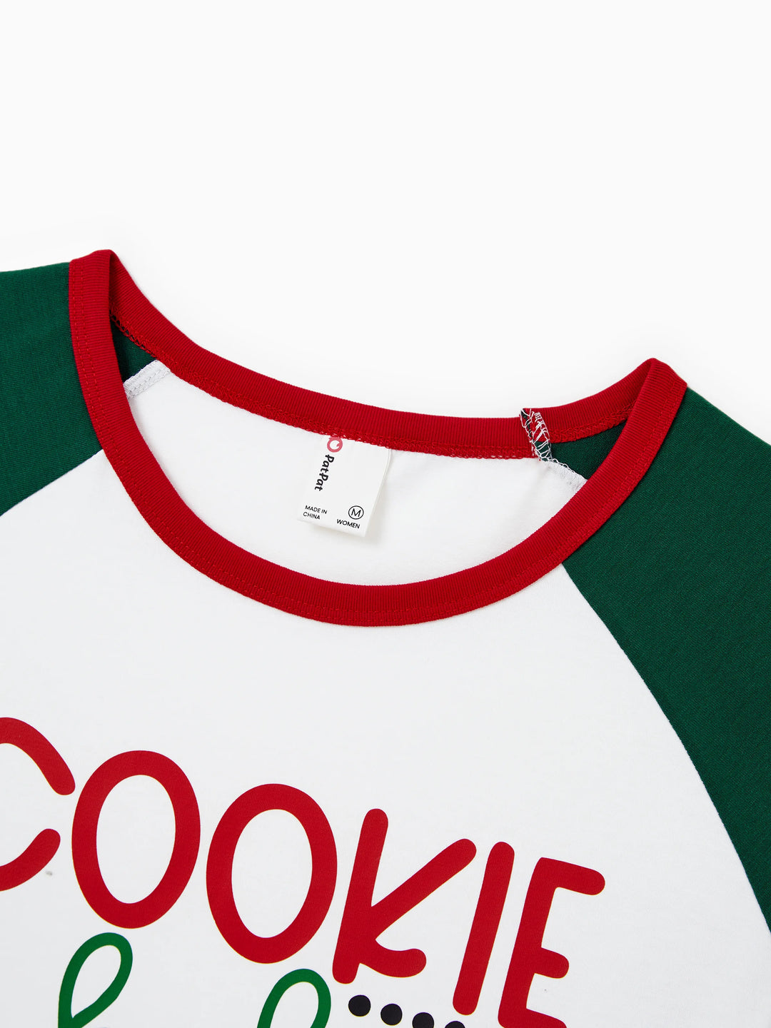 Conjunto de Pijamas em Família para o Natal em Verde e Branco com Gengibre e Árvore de Natal, incluindo Meias de Natal Verde Escuro.