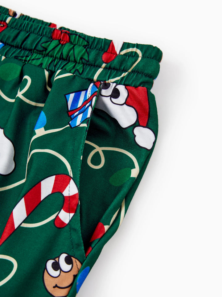 Conjunto de Pijamas em Família para o Natal em Verde e Branco com Gengibre e Árvore de Natal, incluindo Meias de Natal Verde Escuro.