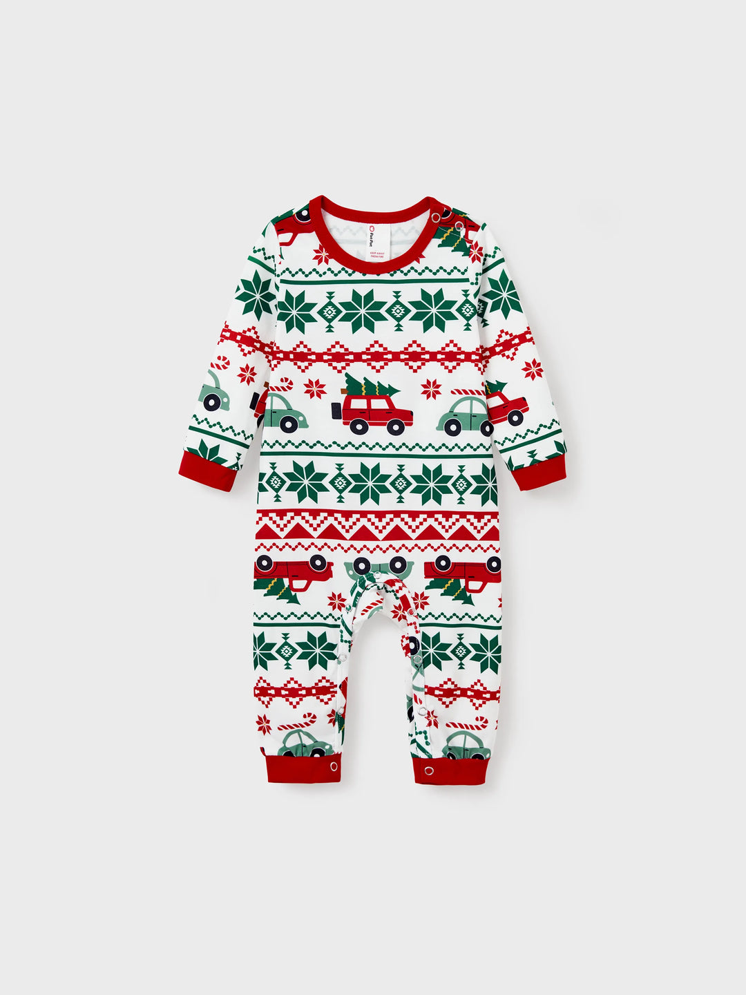 Conjunto de Pijamas Coordenados para a Família com Estampado de Flocos de Neve e Carros, junto com Meias de Natal Vermelhas.