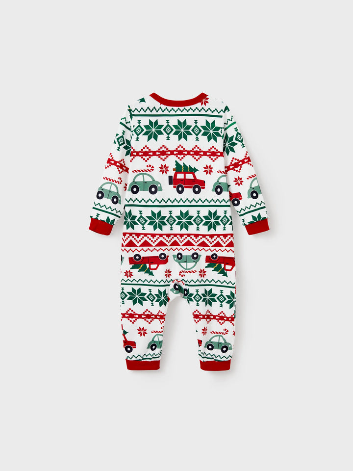 Conjunto de Pijamas Coordenados para a Família com Estampado de Flocos de Neve e Carros, junto com Meias de Natal Vermelhas.