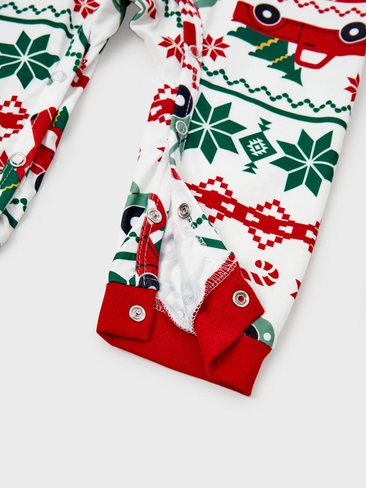 Conjunto de Pijamas Coordenados para a Família com Estampado de Flocos de Neve e Carros, junto com Meias de Natal Vermelhas.