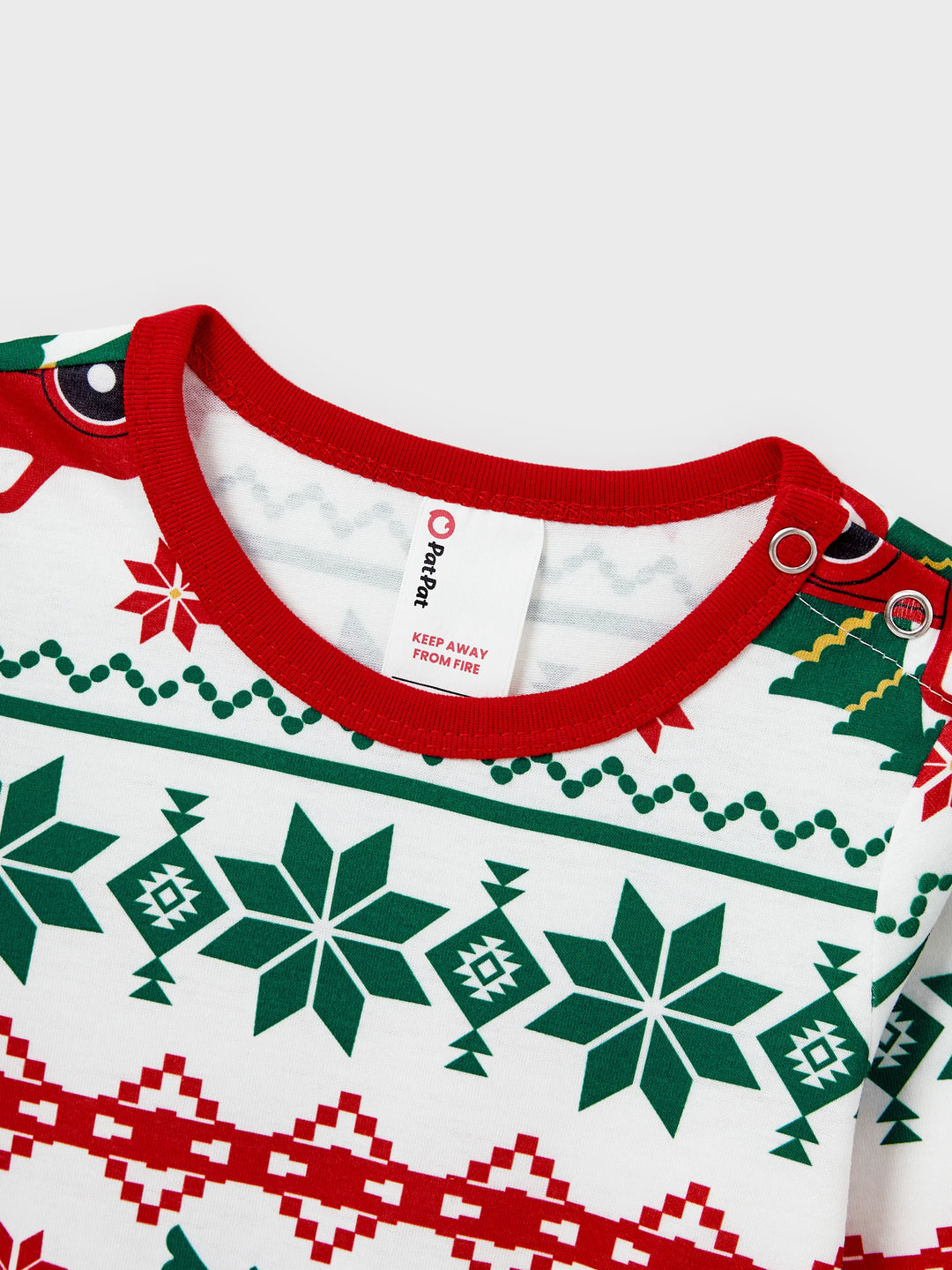 Conjunto de Pijamas Coordenados para a Família com Estampado de Flocos de Neve e Carros, junto com Meias de Natal Vermelhas.