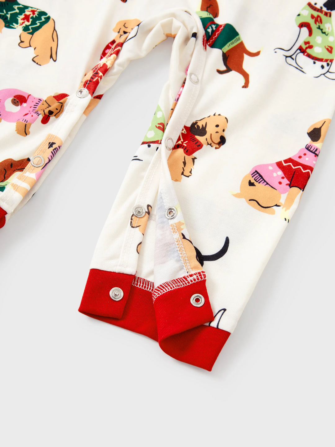 Conjunto de Pijamas Coincidentes para a Família no Natal com Vários Design de Cães e Meias de Natal em Cor Apricot