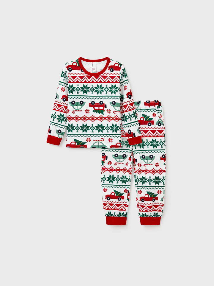 Conjunto de Pijamas Coordenados para a Família com Estampado de Flocos de Neve e Carros, junto com Meias de Natal Vermelhas.