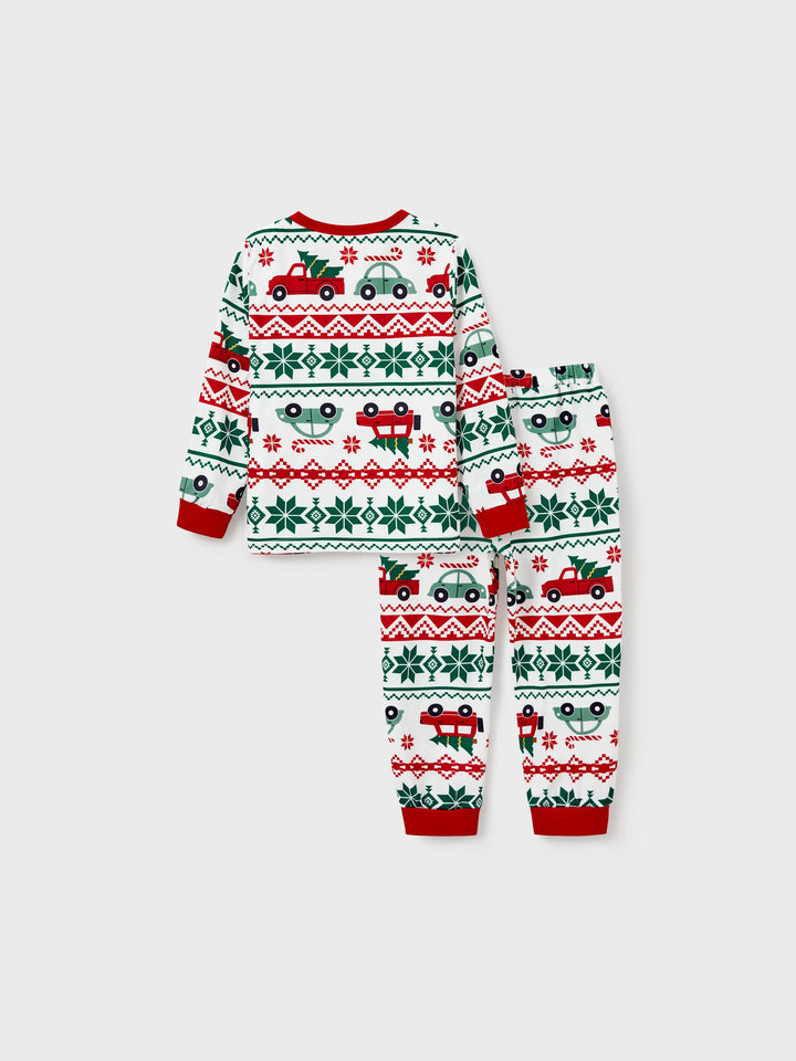 Conjunto de Pijamas Coordenados para a Família com Estampado de Flocos de Neve e Carros, junto com Meias de Natal Vermelhas.